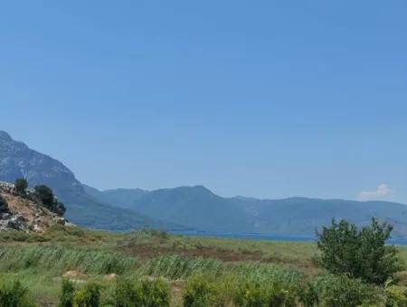 5 850 M2 Freistehendes Grundstück Mit Eigentumsurkunde Mit Seeblick Und Dorfhaus Zum Verkauf In Ortaca Eskiköy