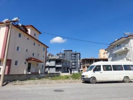 405 M2 Grundstück Mit 3 Etagen Auf Der Straße Am Eingang Von Ortaca Karaburun Erlaubt