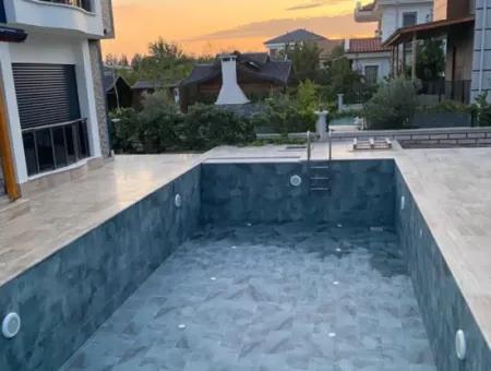 Dalamanda 600 M2 Müstakil Arsada Ortak Havuzlu Sıfır Dubleks Villa Satılık